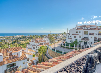 ELEGANT DUPLEX PENTHOUSE WITH SEA VIEWS IN MARBELLA GOLDEN MILE