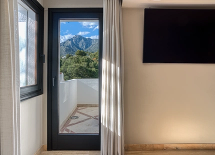 ELEGANT DUPLEX PENTHOUSE WITH SEA VIEWS IN MARBELLA GOLDEN MILE