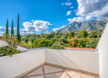 ELEGANT DUPLEX PENTHOUSE WITH SEA VIEWS IN MARBELLA GOLDEN MILE