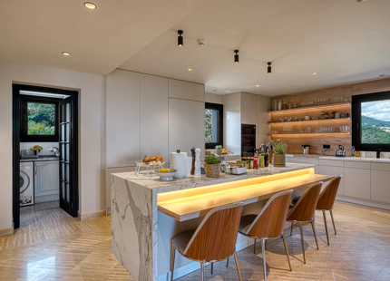 ELEGANT DUPLEX PENTHOUSE WITH SEA VIEWS IN MARBELLA GOLDEN MILE