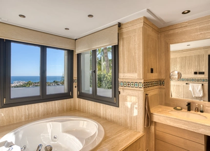 ELEGANT DUPLEX PENTHOUSE WITH SEA VIEWS IN MARBELLA GOLDEN MILE