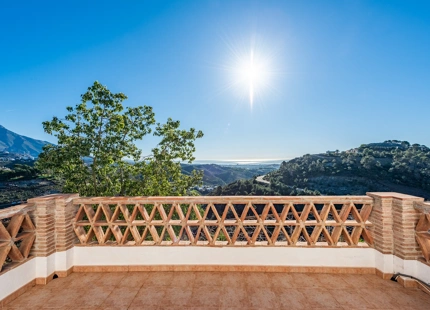 IMPECABLE VILLA Y CASA DE INVITADOS EN BENAHAVÍS RODEADA DE NATURALEZA