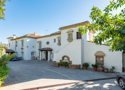 IMPECABLE VILLA Y CASA DE INVITADOS EN BENAHAVÍS RODEADA DE NATURALEZA