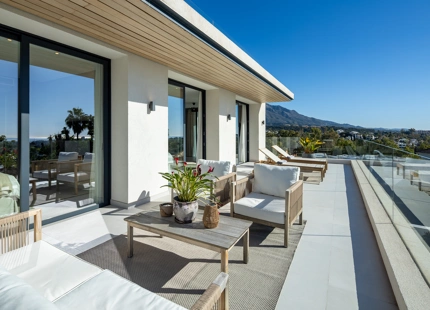 VILLA EXCEPCIONAL CON VISTAS IMPRESIONANTES EN NUEVA ANDALUCÍA
