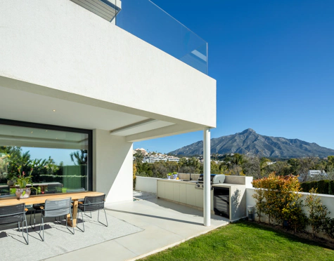 Villa en venta en La Cerquilla, Nueva Andalucia