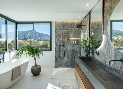 VILLA EXCEPCIONAL CON VISTAS IMPRESIONANTES EN NUEVA ANDALUCÍA