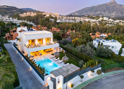 VILLA EXCEPCIONAL CON VISTAS IMPRESIONANTES EN NUEVA ANDALUCÍA