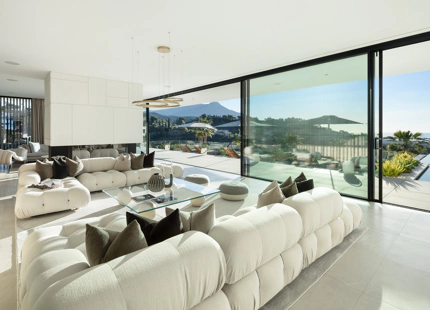 STUNNING LUXURY VILLA WITH INCREDIBLE FEATURES IN EL MADROÑAL