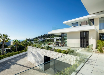 STUNNING LUXURY VILLA WITH INCREDIBLE FEATURES IN EL MADROÑAL
