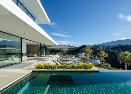 STUNNING LUXURY VILLA WITH INCREDIBLE FEATURES IN EL MADROÑAL