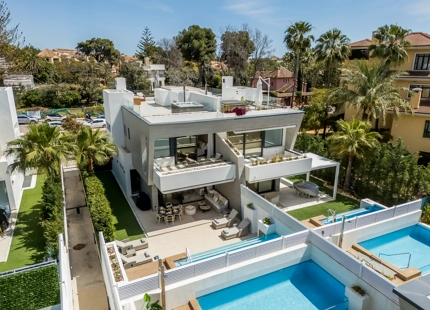 EXCEPCIONAL VILLA ADOSADA DE 5 DORMITORIOS EN MARBELLA EN VENTA
