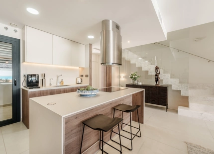 EXCEPCIONAL VILLA ADOSADA DE 5 DORMITORIOS EN MARBELLA EN VENTA
