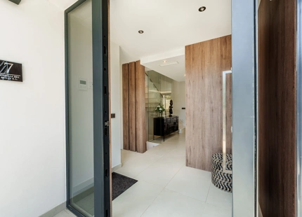 EXCEPCIONAL VILLA ADOSADA DE 5 DORMITORIOS EN MARBELLA EN VENTA