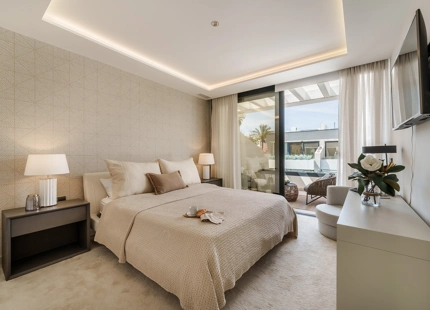 EXCEPCIONAL VILLA ADOSADA DE 5 DORMITORIOS EN MARBELLA EN VENTA