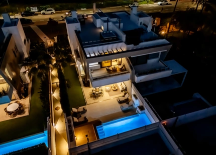 EXCEPCIONAL VILLA ADOSADA DE 5 DORMITORIOS EN MARBELLA EN VENTA