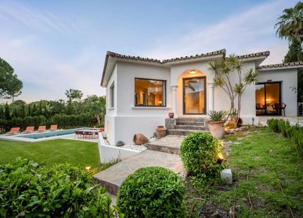 ELEGANTE VILLA EN NUEVA ANDALUCÍA EN VENTA