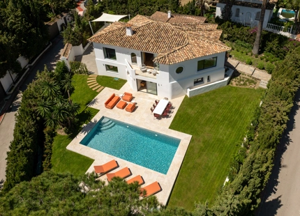 ELEGANTE VILLA EN NUEVA ANDALUCÍA EN VENTA