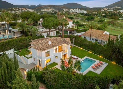 ELEGANTE VILLA EN NUEVA ANDALUCÍA EN VENTA