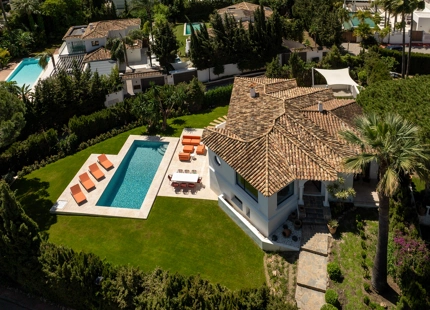ELEGANTE VILLA EN NUEVA ANDALUCÍA EN VENTA