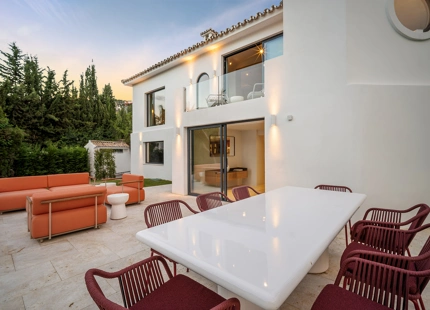 ELEGANTE VILLA EN NUEVA ANDALUCÍA EN VENTA