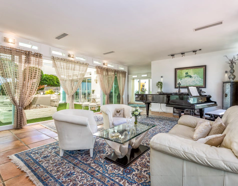 Villa for sale in Altos de Estepona
