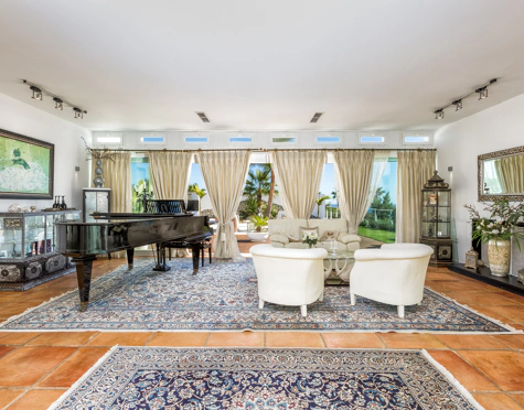 Villa for sale in Altos de Estepona