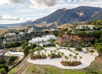 EXCEPCIONAL Y ENCANTADORA VILLA EN VENTA EN ESTEPONA