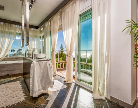 Villa for sale in Altos de Estepona