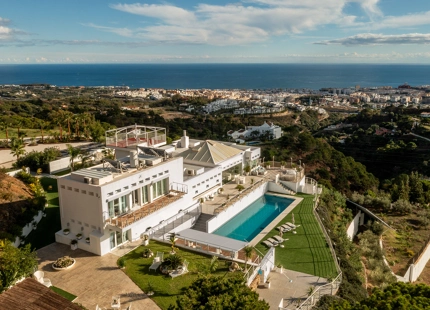 EXCEPCIONAL Y ENCANTADORA VILLA EN VENTA EN ESTEPONA