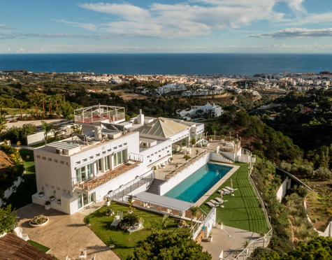 Villa for sale in Altos de Estepona