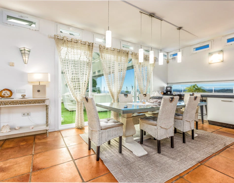 Villa for sale in Altos de Estepona