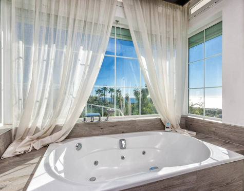 Villa for sale in Altos de Estepona