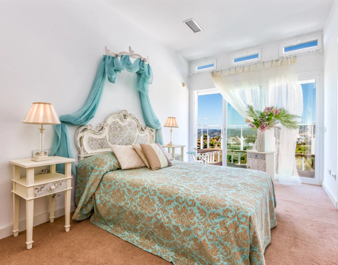 Villa for sale in Altos de Estepona
