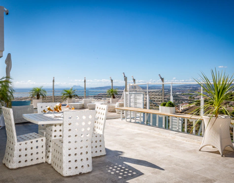 Villa for sale in Altos de Estepona