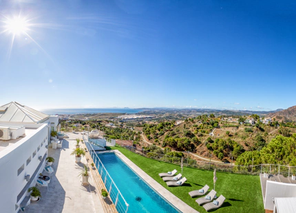 EXCEPCIONAL Y ENCANTADORA VILLA EN VENTA EN ESTEPONA