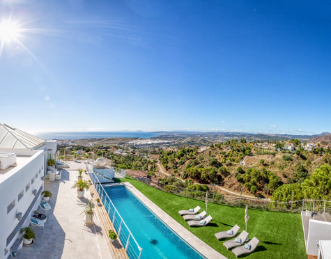EXCEPCIONAL Y ENCANTADORA VILLA EN VENTA EN ESTEPONA