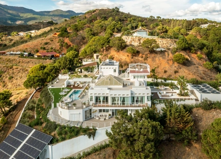 EXCEPCIONAL Y ENCANTADORA VILLA EN VENTA EN ESTEPONA