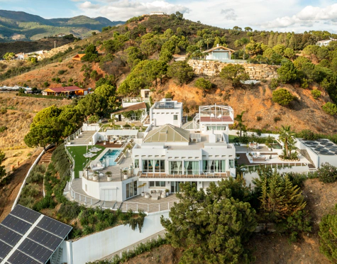 Villa for sale in Altos de Estepona