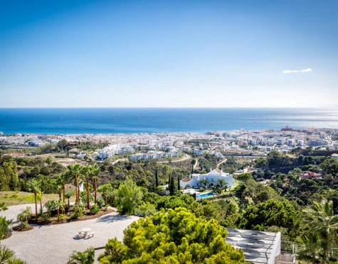 Villa for sale in Altos de Estepona