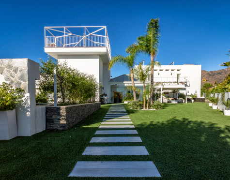 Villa for sale in Altos de Estepona