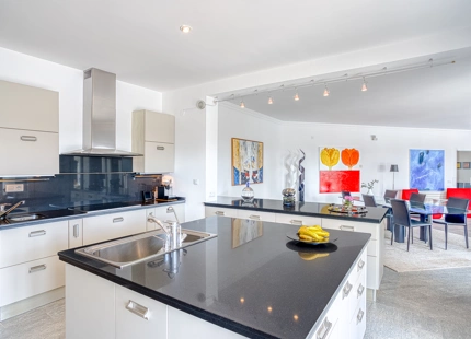 EXQUISITE VILLA WITH EXPANSIVE GARDEN IN MARBELLA EAST
