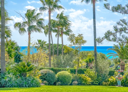 EXQUISITE VILLA WITH EXPANSIVE GARDEN IN MARBELLA EAST