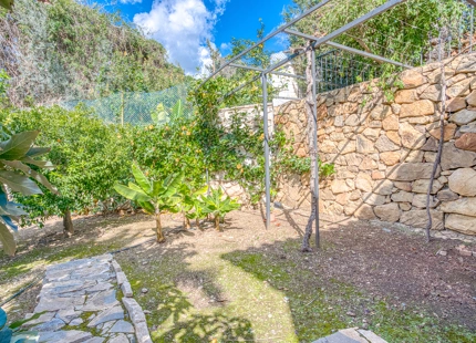 EXQUISITE VILLA WITH EXPANSIVE GARDEN IN MARBELLA EAST