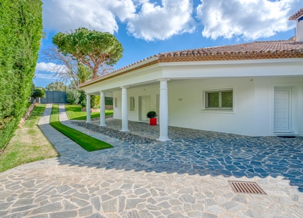 EXQUISITE VILLA WITH EXPANSIVE GARDEN IN MARBELLA EAST