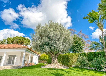 EXQUISITE VILLA WITH EXPANSIVE GARDEN IN MARBELLA EAST