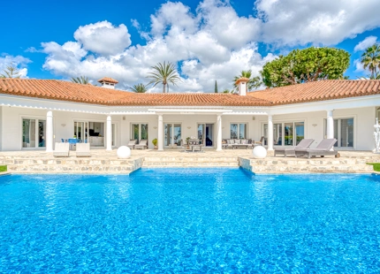 EXQUISITE VILLA WITH EXPANSIVE GARDEN IN MARBELLA EAST