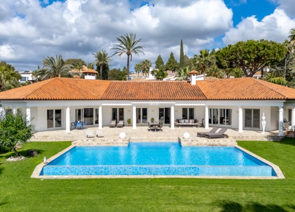 EXQUISITE VILLA WITH EXPANSIVE GARDEN IN MARBELLA EAST
