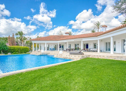 EXQUISITE VILLA WITH EXPANSIVE GARDEN IN MARBELLA EAST