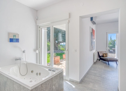 EXQUISITE VILLA WITH EXPANSIVE GARDEN IN MARBELLA EAST
