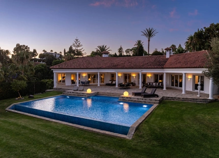 EXQUISITE VILLA WITH EXPANSIVE GARDEN IN MARBELLA EAST